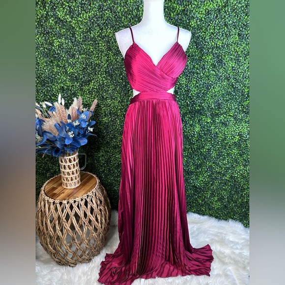 NWOT Lulu's cherry red side cut out pleated Maxi gown - Picture 7 of 12